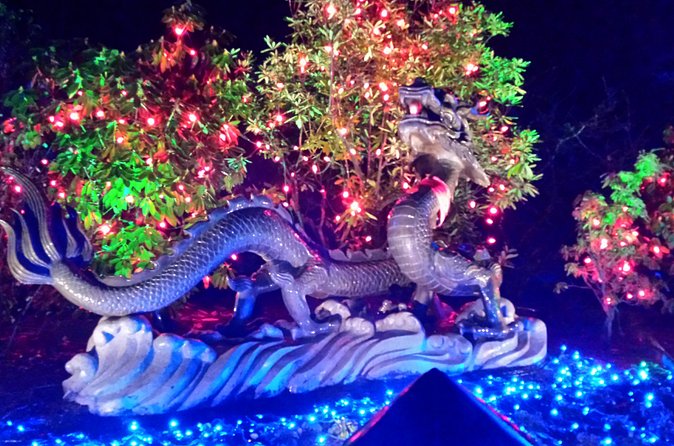 1 hour City Tour & Butchart Gardens: Christmas - Entry included! - Entering the Twelve Days of Christmas display
