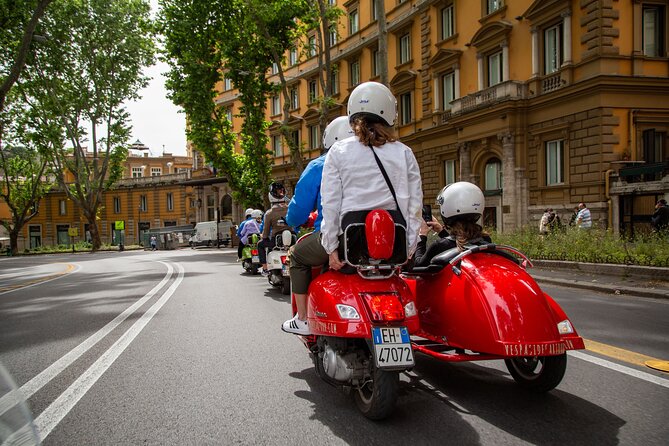 2h Xmas Lights Panoramic Vespa Sidecar Tour - Piazza del Popolo and the northern gateway to Rome
