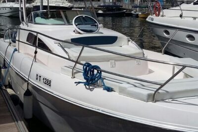 33ft. Yacht Rental on New Year’s Eve around Dubai Palm