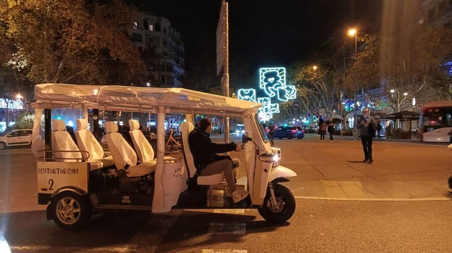 Barcelona: Private Christmas Lights Tour by Eco Tuk Tuk - Winter comfort and the electric vehicle