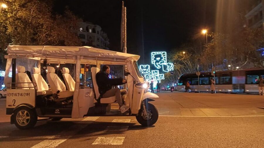Barcelona: Private Christmas Lights Tour by Eco Tuk Tuk - Passeig de Gràcia and Barcelona’s Gaudí facades