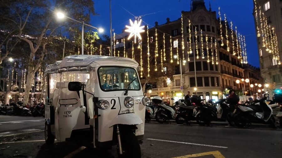 Barcelona: Private Christmas Lights Tour by Eco Tuk Tuk - Plaça de Catalunya at Christmas