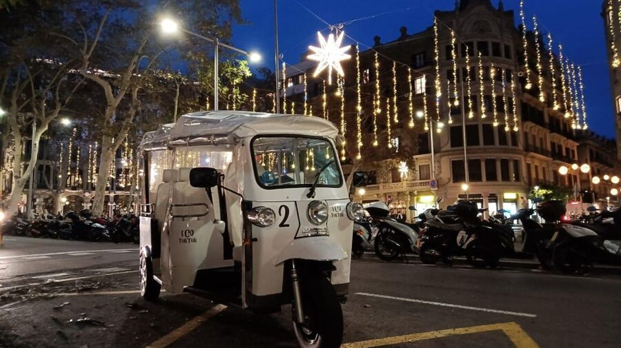 Barcelona: Private Christmas Lights Tour by Eco Tuk Tuk - Plaça d’Urquinaona and the return route