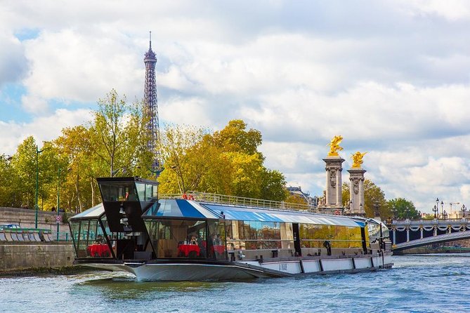 Bateaux Mouches Christmas Special Lunch Cruise in Paris - A Christmas lunch with Paris as the view