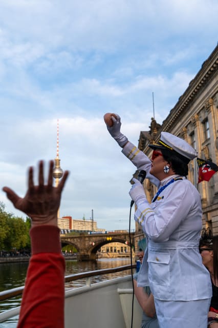 Berlin: Christmas cruise on the Spree with drag queen Audrey. - Practical tips for a smoother evening