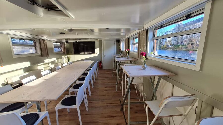 Berlin: Winter Spree Cruise with Mulled Wine and Christmas Stollen - Choosing your seat for comfort and views