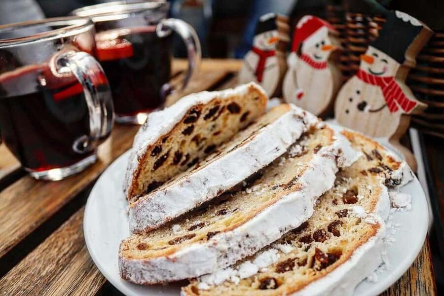 Berlin: Winter Spree Cruise with Mulled Wine and Christmas Stollen - Finding the right boat at the river