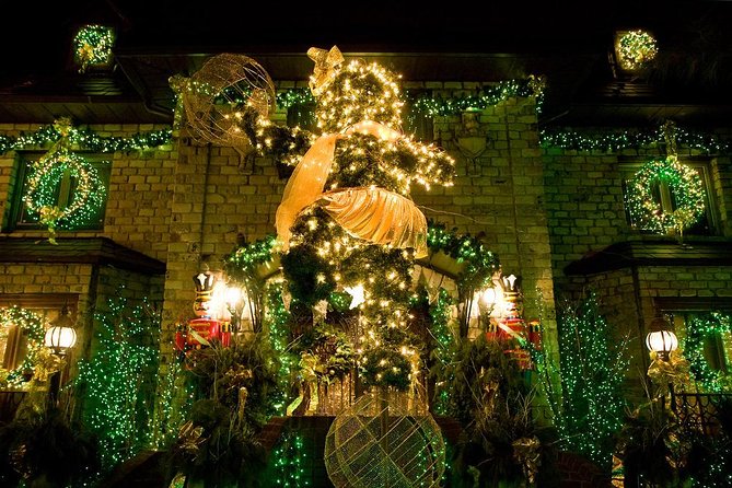 Brooklyn Dyker Heights Christmas Wonderland Bus Tour - DUMBO offers a short but worthwhile photo stop