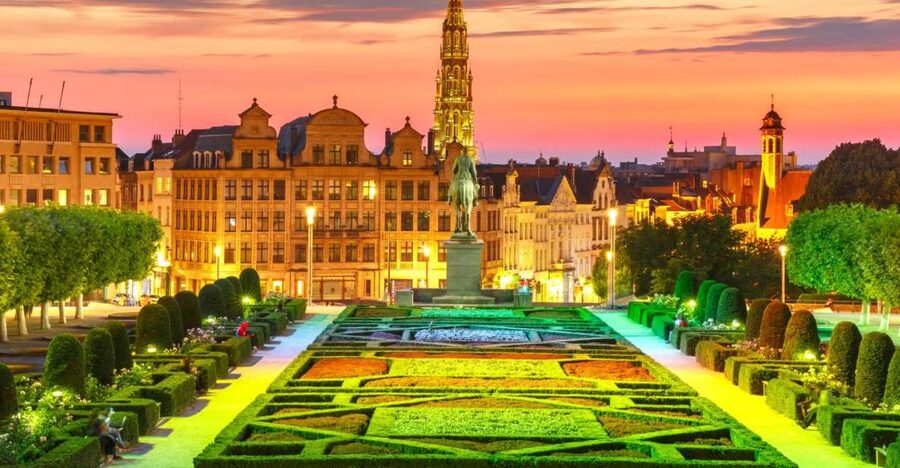 Brussels: Christmas Market Magic Walking Tour with a Local - Market lanes, lights, and local stories