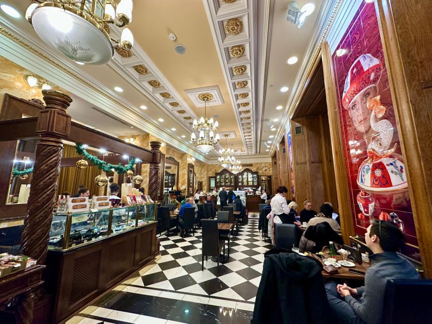 Budapest: Christmas Market Guided Walking Tour with Tastings - The coffee-house finish