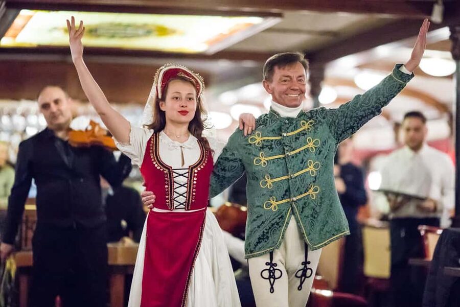 Budapest: New Year's Eve Party Cruise with Food & Live Show - FAQ