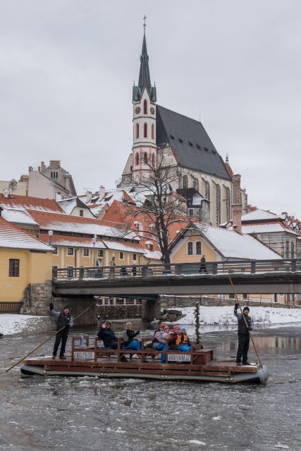 Český Krumlov: Advent Wooden Raft River Cruise - How the live commentary shapes the ride