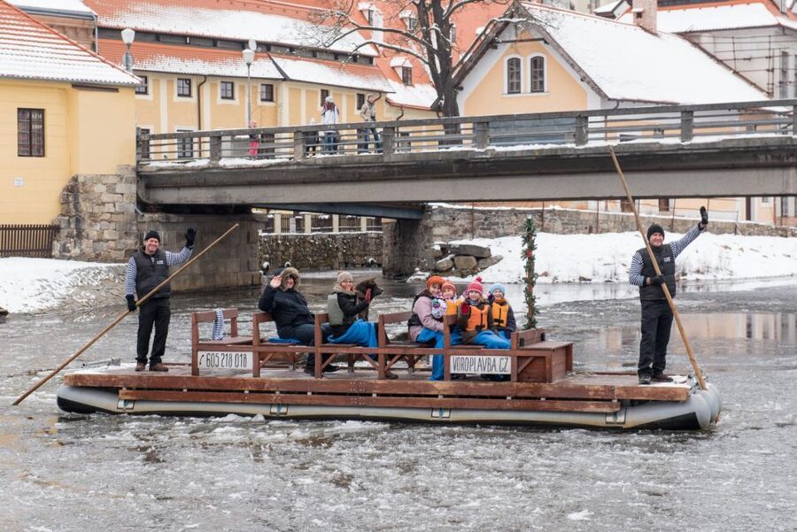 Český Krumlov: Advent Wooden Raft River Cruise - Who will enjoy this 30-minute raft ride