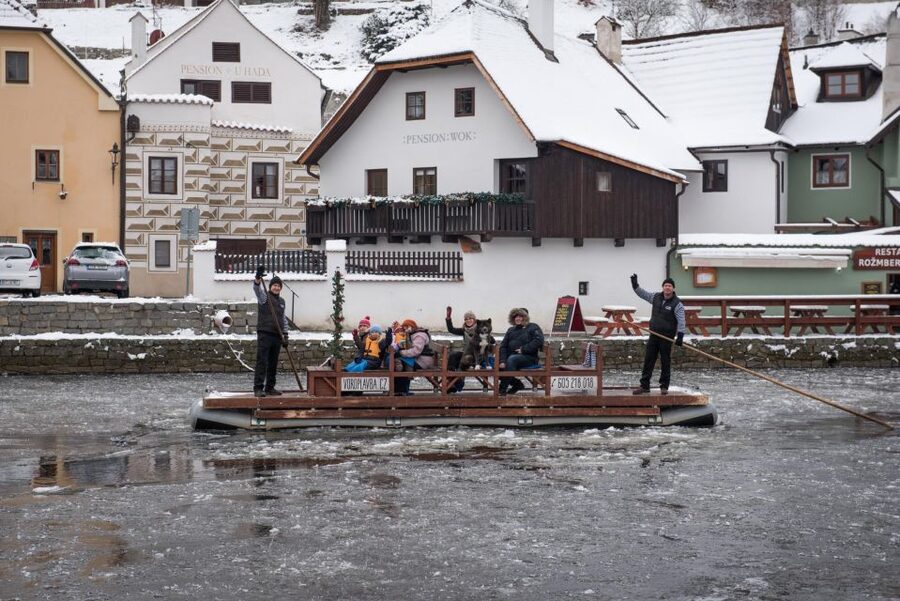 Český Krumlov: Advent Wooden Raft River Cruise - Starting at Krumlovské Benátky
