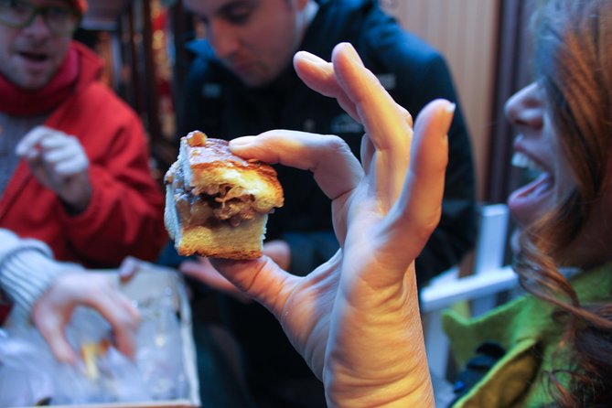 Chicago-Style Holiday Hike: Festive Food and Walking Tour - Deep-dish pizza at Lou Malnati’s