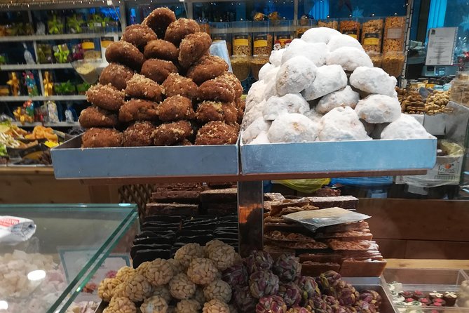 Christmas food and walking tour in Athens - Ermou Street and the first Christmas cookies