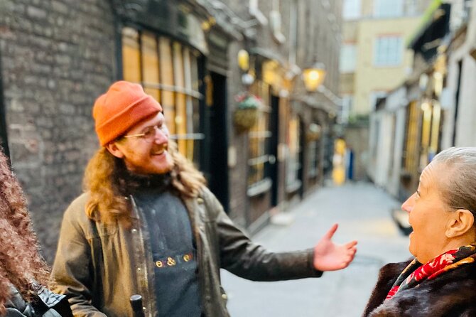 Christmas Lights and Markets Guided Walking Tour with Mulled Wine - Why the group size matters