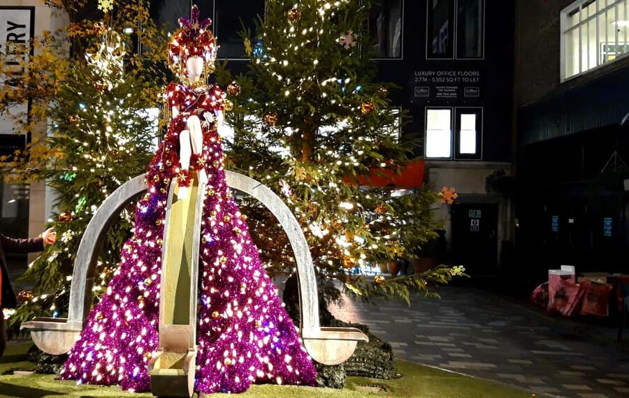 Christmas Lights Taxi Tour with Hotel Pickup - What the cab is like for six people