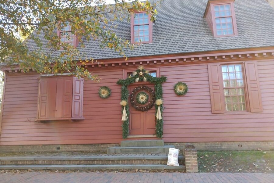 Colonial Williamsburg: Christmas Walking Tour - Walking through the decorated streets