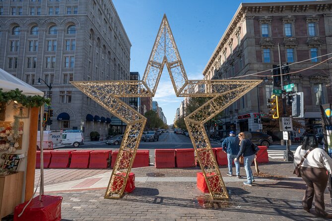 Downtown DC Holiday Tour: Lights, Decorations & Festive Cheer - What the one-hour format means
