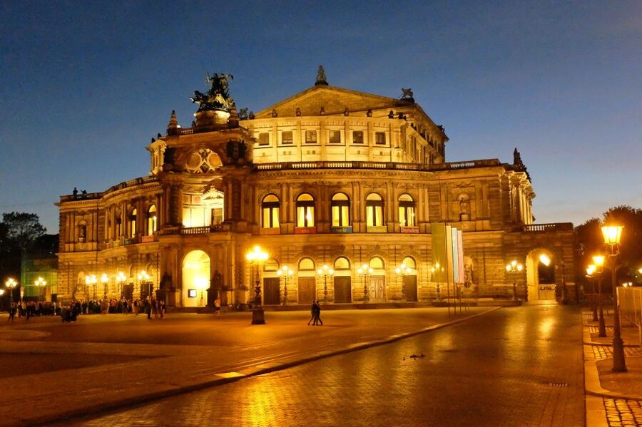 Dresden with a touch of Xmas: English small group tour - The Royal Palace courtyard and Renaissance decoration