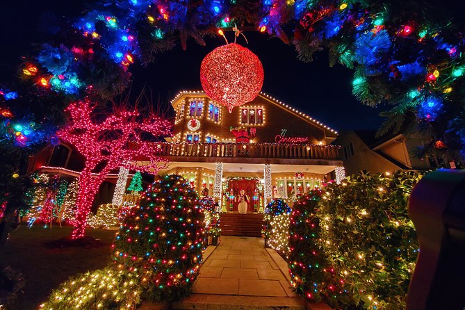 Dyker Heights Christmas Lights Guided Tour - The Brooklyn Bridge and Manhattan skyline stop