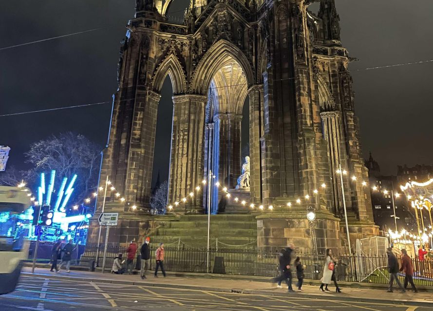 Edinburgh: Christmas Walking Tour with Gingerbread Treat - Castle Street Market and its bright gazebos