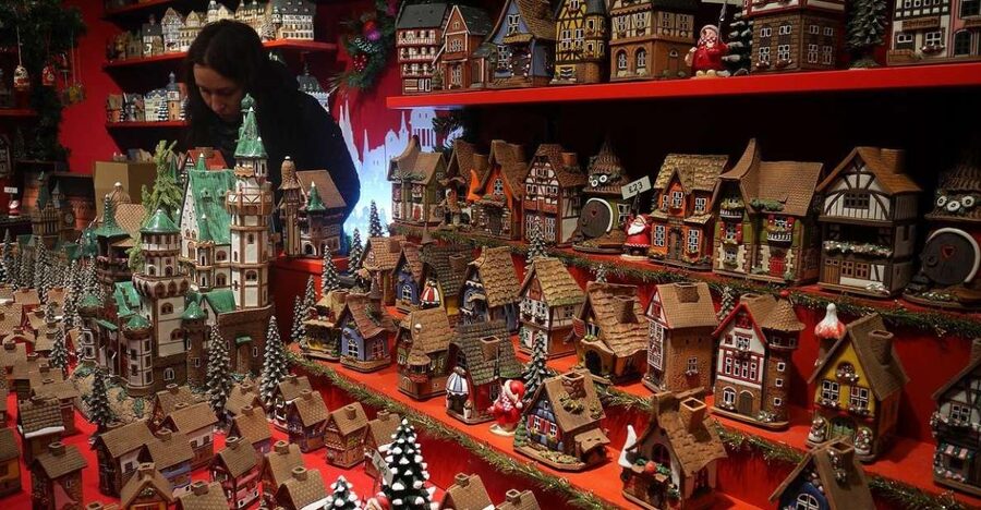 Edinburgh: Christmas Walking Tour with Gingerbread Treat - Is $24 good value for 105 minutes?