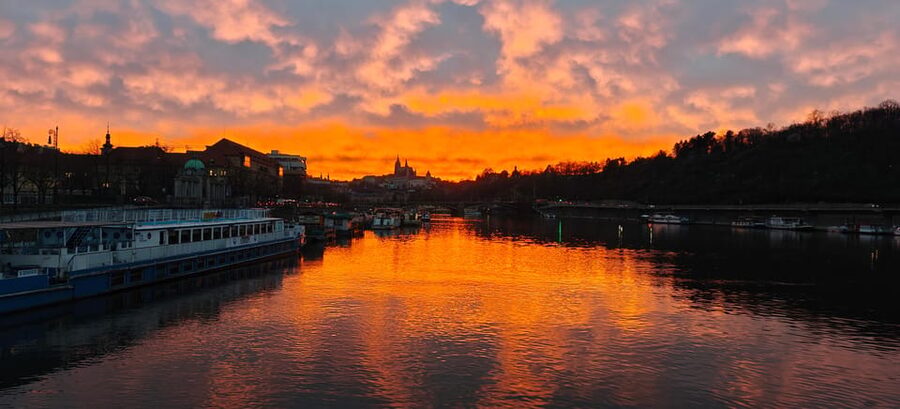 Exclusive Christmas cruise with Christmas Eve buffet - The Old Town weir and the changing river view