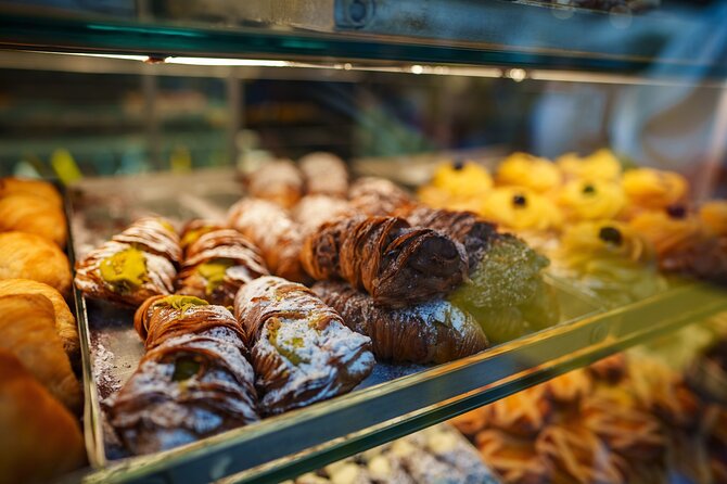 Explore the Naples Christmas Market Behind the Scenes - The Duomo area and the return to Piazza Bellini