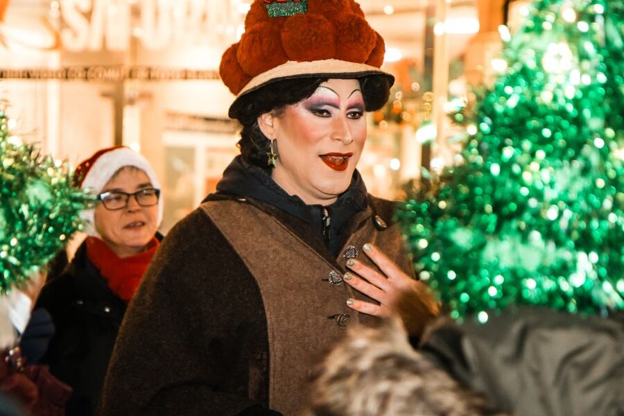 Freiburg: Christmas Drag Show Walk with Betty BBQ - What happens during the 60 to 70 minutes