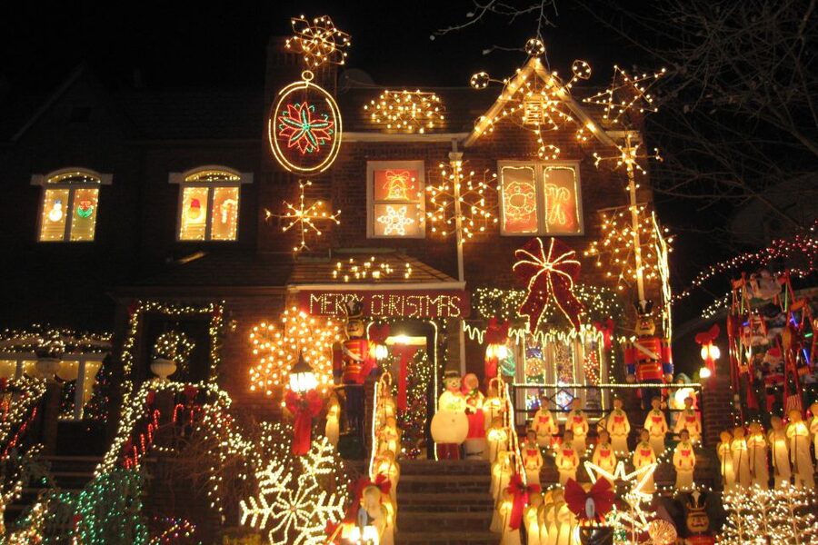 From Manhattan: 4-Hour Brooklyn Christmas Magic Tour - From the Hope Sculpture through Manhattan