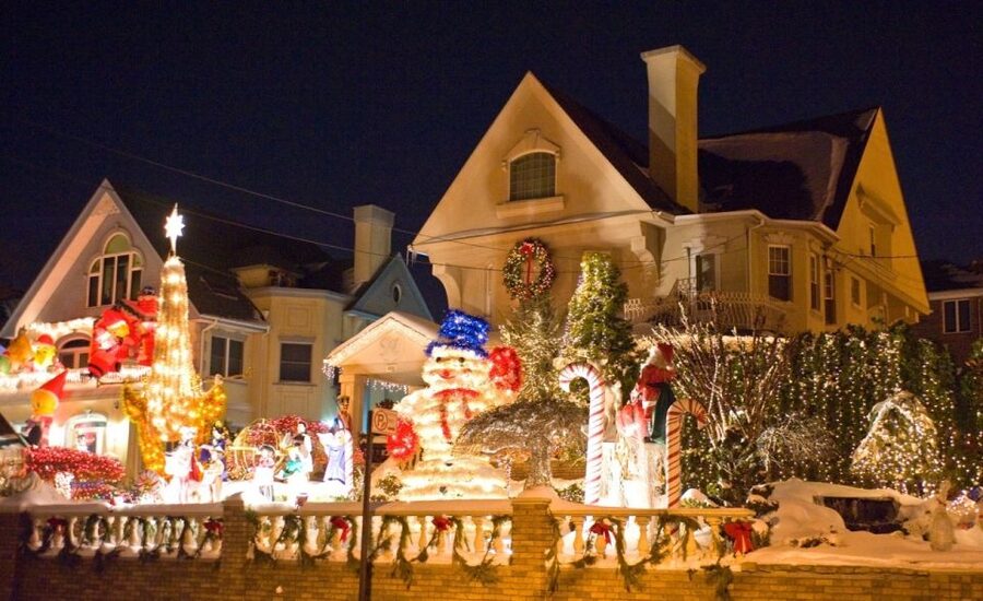 From Manhattan: 4-Hour Christmas Lights Luxury Bus Tour - Lower Manhattan, Chelsea, and the High Line from the window
