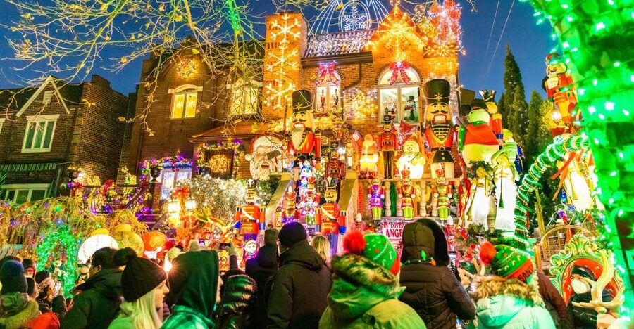 From Manhattan: 4-Hour Dyker Heights Holiday Lights Bus Tour - Why Dyker Heights is worth the trip