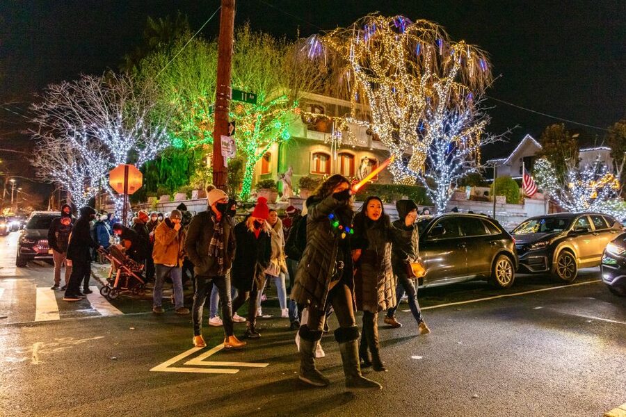 From Manhattan: 4-Hour Dyker Heights Holiday Lights Bus Tour - Returning across the Manhattan Bridge