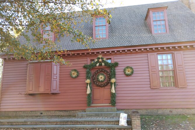 Guided Colonial Christmas Tour in Williamsburg - How much Christmas decoration will you see?