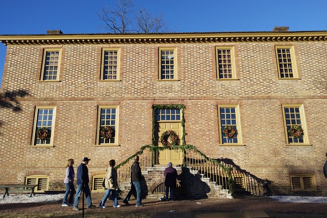 Guided Colonial Christmas Tour in Williamsburg - Meeting Tom, Madame Lexi, or Elizabeth