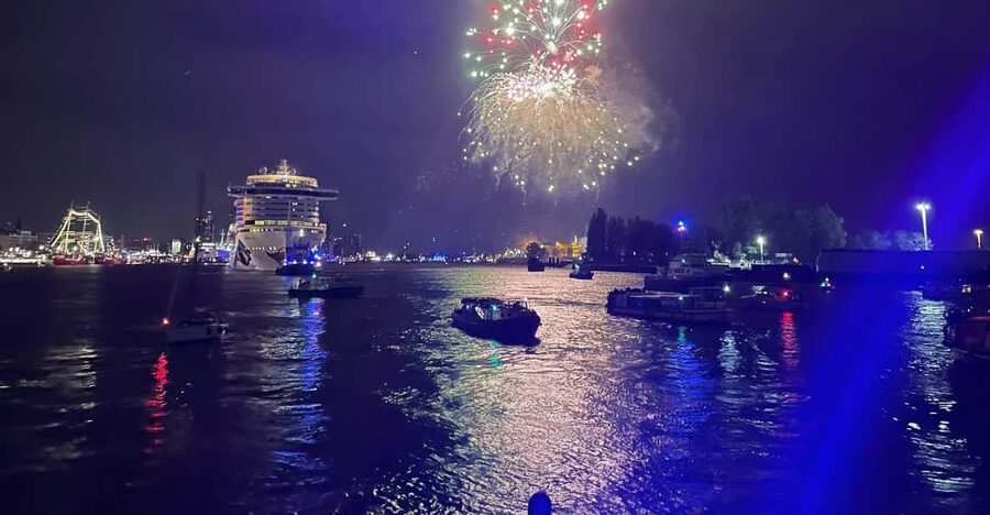 Hamburg: New Years Eve Harbour Cruise - Setting Out from Landungsbrücken at 22:15