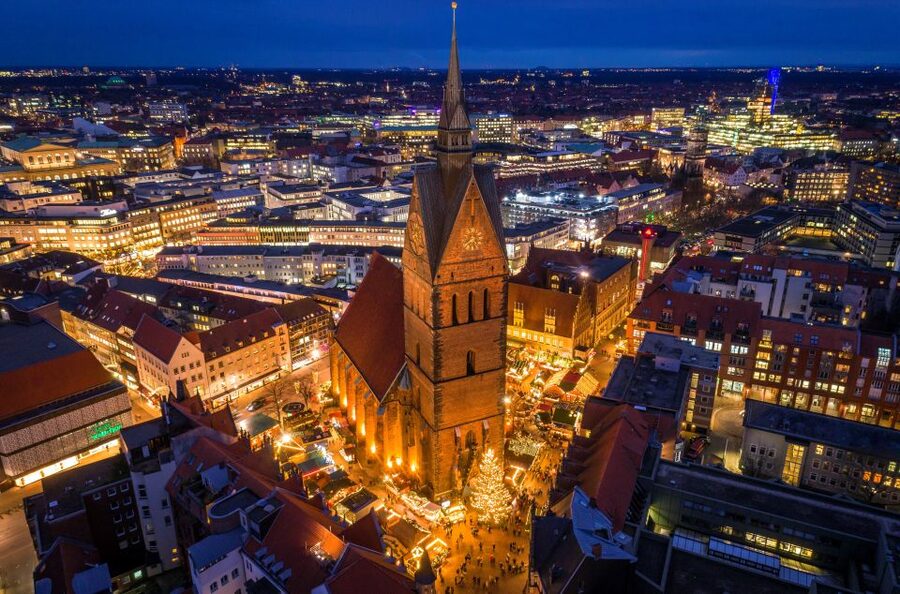 Hannover: Christmas Time Walking Tour - Holzmarkt and the included hot drink