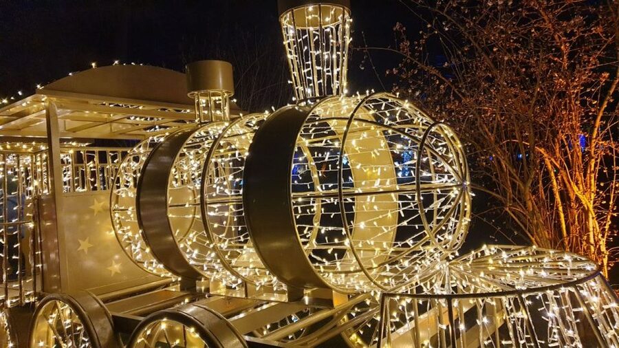 Innsbruck: Christmas Tour with a licensed guide - Maria-Theresien-Straße and its modern lights