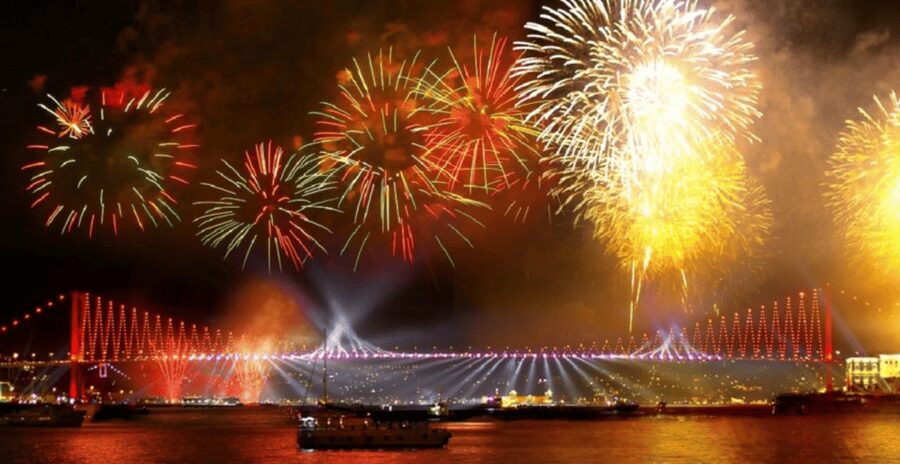 Istanbul: New Year's Eve Bosphorus Cruise Dinner & Party2027 - The sights you will pass after dark
