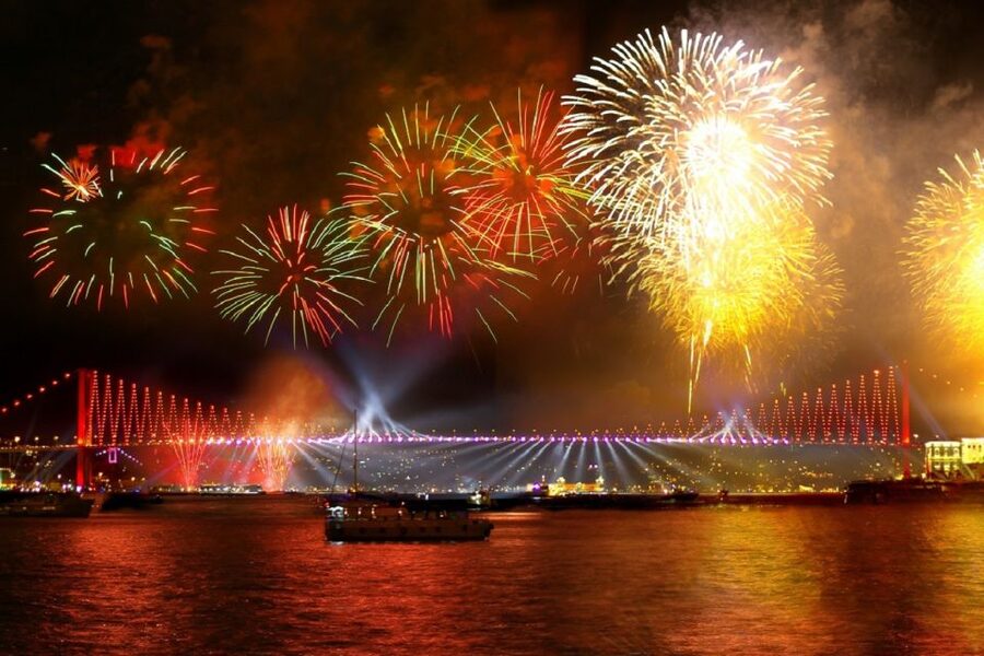 Istanbul: New Year's Eve Cruise Between Two Continents - Setting sail between Europe and Asia