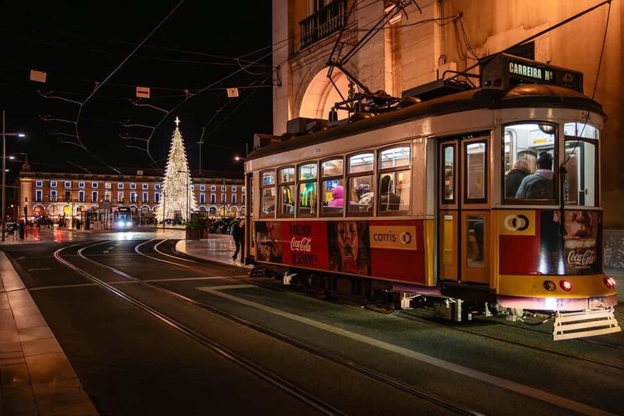 Lisbon: Christmas Flexible Walking Tour - Rua do Carmo, Santa Justa, and Largo do Carmo