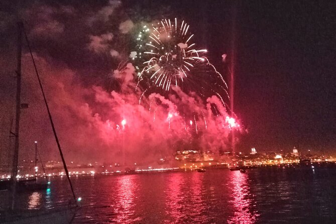 Lisbon: Fireworks, Music and Open Bar in New Year's Eve Cruise - Midnight with sparkling wine and raisins
