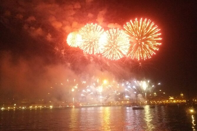 Lisbon: Fireworks, Music and Open Bar in New Year's Eve Cruise - Cold-weather planning and practical details