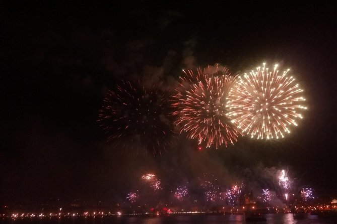 Lisbon: Fireworks, Music and Open Bar in New Year's Eve Cruise - Praça do Comércio from the water