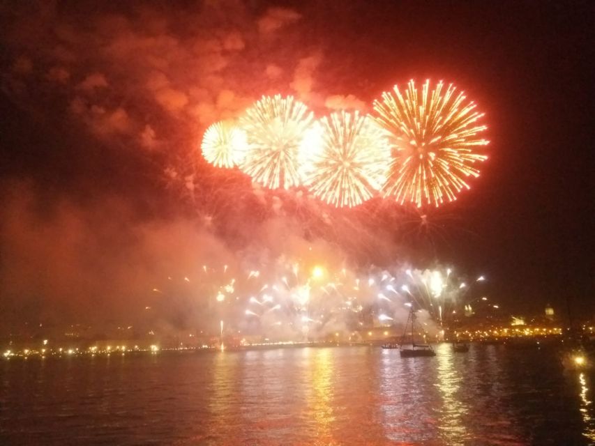 Lisbon: New Year's Eve Tagus River Cruise with Open Bar - Sailing past Lisbon’s lights