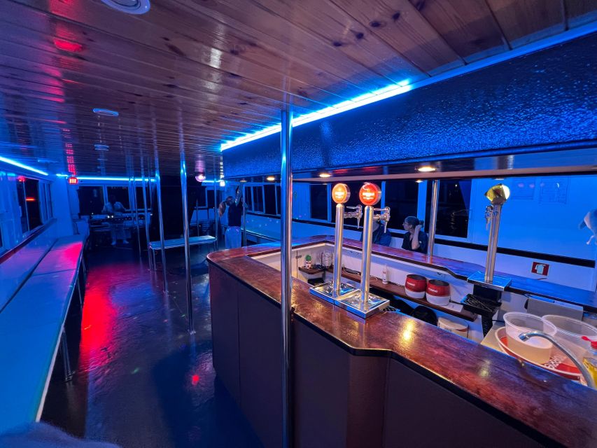 Lisbon: New Year's Eve with Live Dj Fireworks and Open Bar - Key points to know before booking