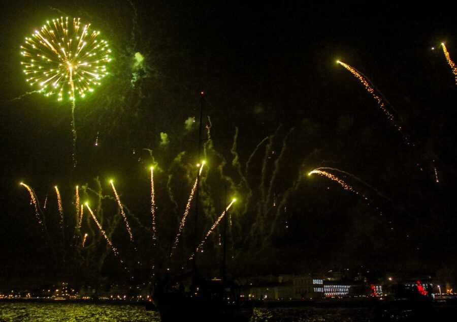Lisbon: New Year's Eve with Live Dj Fireworks and Open Bar - The first river views: Alfama and the Lisbon waterfront