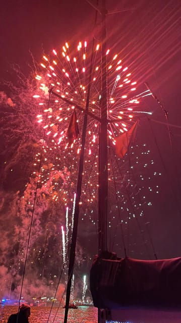 Lisbon: New Year's party on sailboat tour 2026 to 2027 - Food, drinks, and the Portuguese midnight custom